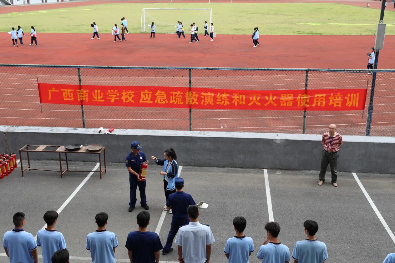 6.柳州市鱼峰区燎原消防救援站班长蒋茂根演示干粉灭火器的使用方法