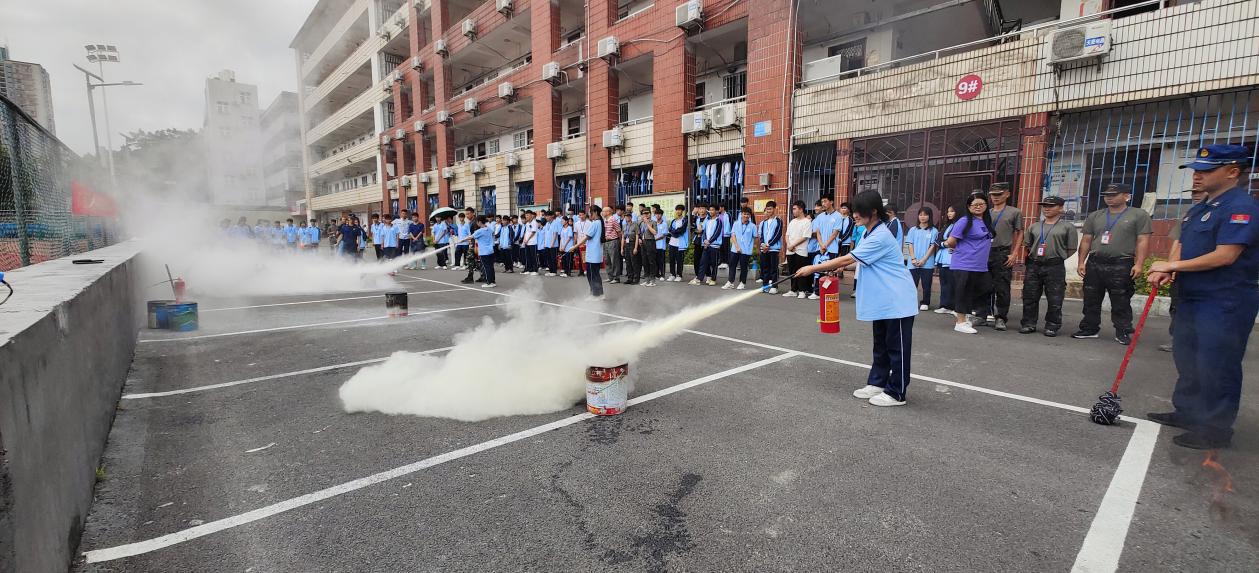 7.学校实训场所管理员和学生代表手持干粉灭火器进行灭火训练